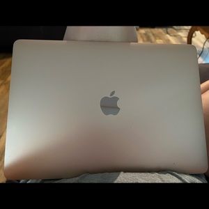 Macbook Air 13’ 
M1 chip
256 GB